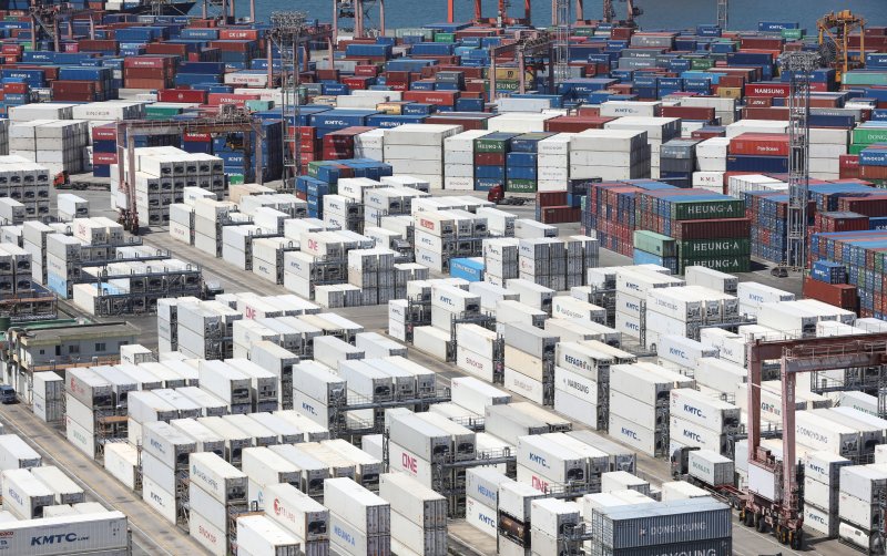 30일 부산항 신선대부두에 컨테이너가 가득 쌓여 있다. 올해 2분기 2분기 전국 항만에서 처리한 컨테이너 물동량은 전년 동기 761만 TEU 대비 6.4% 증가한 810만 TEU로 집계됐다. 이날 해양수산부가 발표한 '2024년 2분기 전국 항만물동량'에 따르면 수출입 물동량은 전년 동기 436만 TEU 대비 4.3% 증가한 455만 TEU를 기록했다. 이는 미국·중국 등 주요 교역국과의 수출입 물동량 증가(미국 15.5%↑, 중국 7.8%↑ 등)에 기인한 것으로 보인다. 2024.7.30/뉴스1 ⓒ News1 윤일지 기자