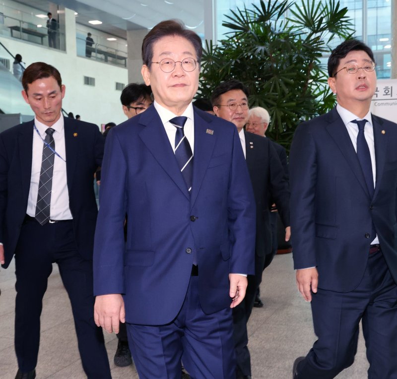 [서울=뉴시스] 권창회 기자 = 대선출마를 선언한 이재명 더불어민주당 전 대표가 11일 오전 서울 여의도 국회 소통관에서 비전 및 캠프 인선 발표를 마친 뒤 이동하고 있다. (공동취재) 2025.04.11. photo@newsis.com
