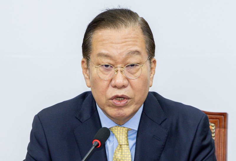 권영세 국민의힘 비상대책위원장이 14일 오전 서울 여의도 국회에서 열린 비상대책위원회의에서 발언을 하고 있다. 2025.4.14/뉴스1 ⓒ News1 이재명 기자