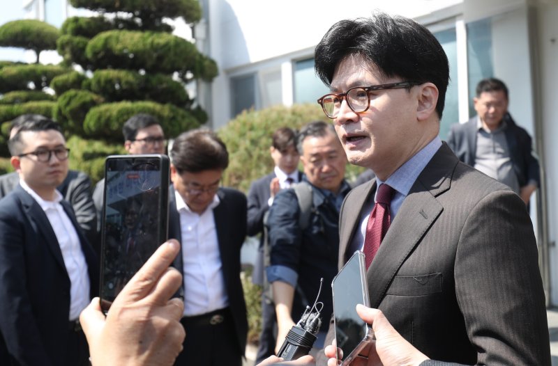 한동훈 국민의힘 전 대표가 11일 울산시 남구 명화공업 울산공장 앞에서 취재진의 질문에 답변하고 있다. 2025.4.11/뉴스1 ⓒ News1 조민주 기자