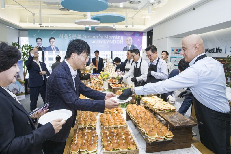 전속 설계사 아침밥 챙긴 린든 올리버 메트라이프 아시아 총괄