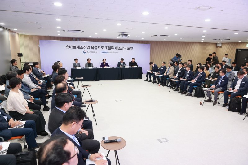 오영주 중소벤처기업부 장관이 경기 안산 경기테크노파크 디지털 전환허브(DX-HUB)에서 열린 '스마트제조혁신 생태계 고도화 방안 현장간담회'에서 인사말을 하고 있다. (중소벤처기업부 제공) 2024.10.2/뉴스1