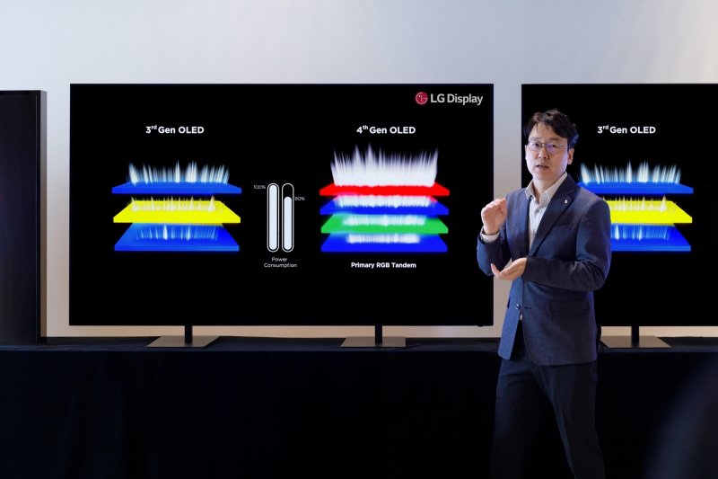 이진상 LG디스플레이 연구위원이 4세대 OLED TV 패널을 소개하고 있다.(LG디스플레이 제공)