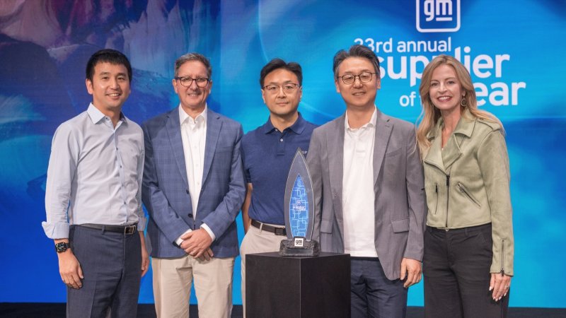 미국 애리조나주(州)에서 열린 GM '제33회 올해의 공급사 시상식'에서 LG전자 VS사업본부장 은석현 부사장(왼쪽 네 번째)과 VS북미법인장 오해진 상무(왼쪽 세 번째) 등이 GM의 크리스틴 토스 전장부품·소프트웨어·커넥티비티 구매 총괄(왼쪽 다섯 번째)과 기념사진을 찍고 있다(LG전자 제공).