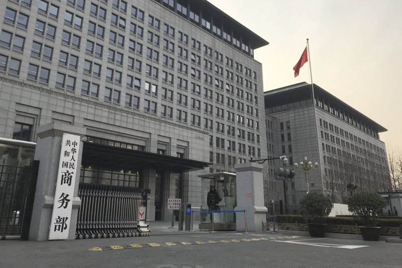 【베이징=AP/뉴시스】 도널드 트럼프 미국 행정부가 스마트폰과 컴퓨터 등을 상호관세 부과 대상에서 제외한데 대해 중국이 그 영향을 평가하겠다면서도 '잘못을 바로잡는 작은 개선 조치'라고 평가했다. 사진은 베이징 소재 중국 상무부. 2025.04.14