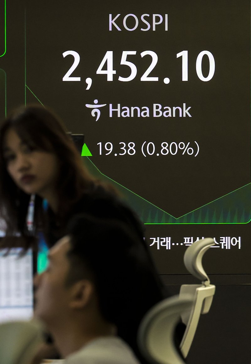 [서울=뉴시스] 정병혁 기자 = 14일 서울 중구 하나은행 딜링룸에서 직원들이 업무를 보고 있다. 코스피는 전 거래일(2432.72)보다 21.56포인트(0.56%) 오른 2454.28에, 코스닥 지수는 전 거래일(695.59)보다 4.40포인트(0.63%) 상승한 699.99에 거래를 시작했다.서울 외환시장에서 원·달러 환율은 전 거래일 주간거래 종가(1449.9원)보다 21.9원 내린 1428.0원에 출발했다. 2025.04.14. jhope@newsis.com