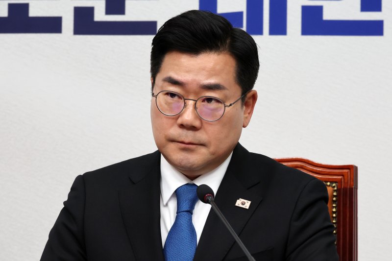 [서울=뉴시스] 조성우 기자 = 박찬대 더불어민주당 당대표 직무대행 겸 원내대표가 14일 오전 서울 여의도 국회에서 열린 최고위원회의에서 최고위원 발언을 듣고 있다. 2025.04.14. xconfind@newsis.com