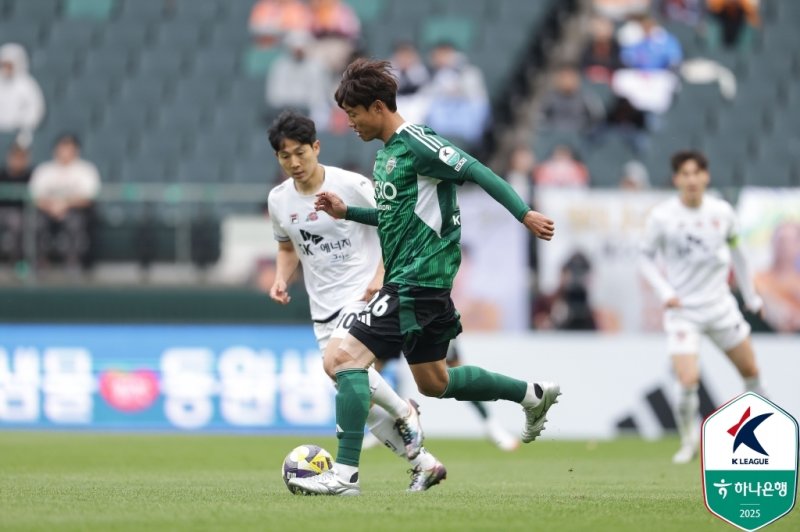 드리블 하는 전북의 홍정호.연합뉴스