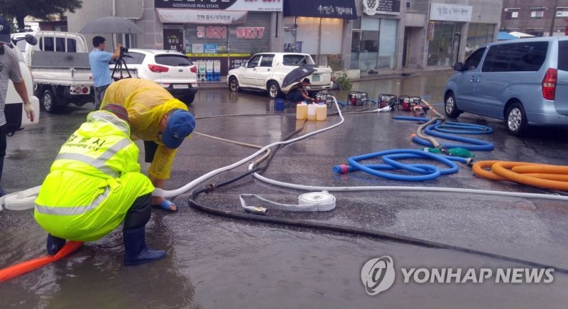 강릉 침수지역 물빼기 (출처=연합뉴스)