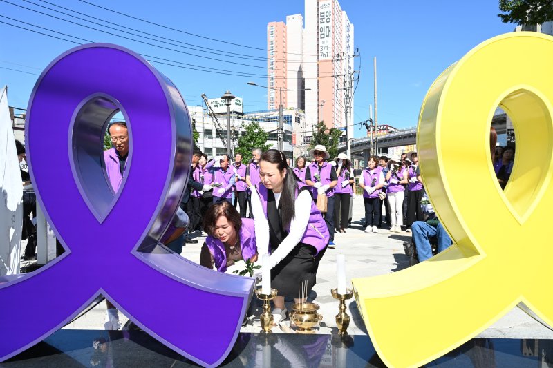 4일 광주 남구가 세월호·이태원 희생자를 추모하기 위해 백운광장에 설치한 경관조형물에서 참사 유가족들이 참여한 가운데 제막식을 진행하고 있다.(광주 남구 제공)2024.9.4/뉴스1