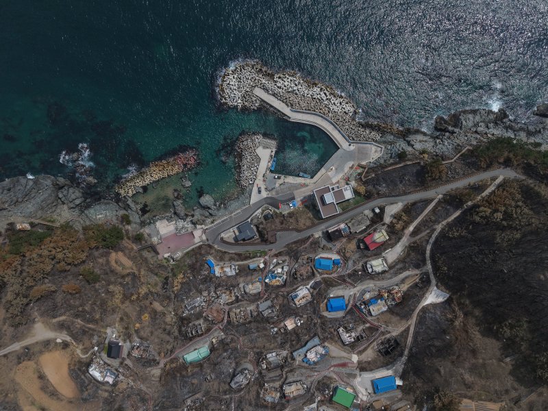 [영덕=뉴시스] 김금보 기자 = 지난 3월 발생한 산불로 경북 영덕군 영덕읍 석리 어촌마을이 불탔다.주민들은 산불이 마을을 덮치던날 해경선을 타고 바다로 대피했다.2025.04.10. kgb@newsis.com
