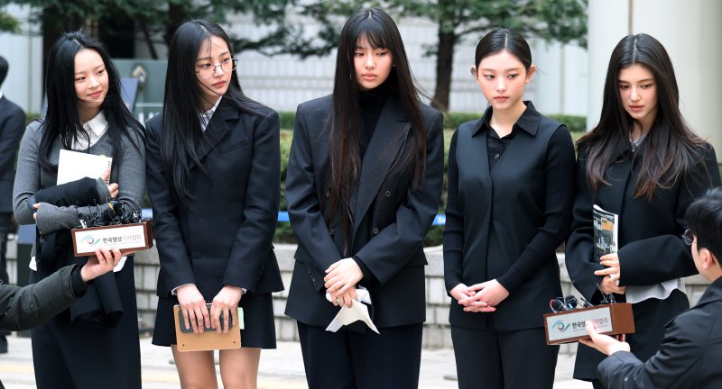 ‘활동 중단’ 뉴진스, 근황 공개…"잠시 먼 곳에 와 있다"