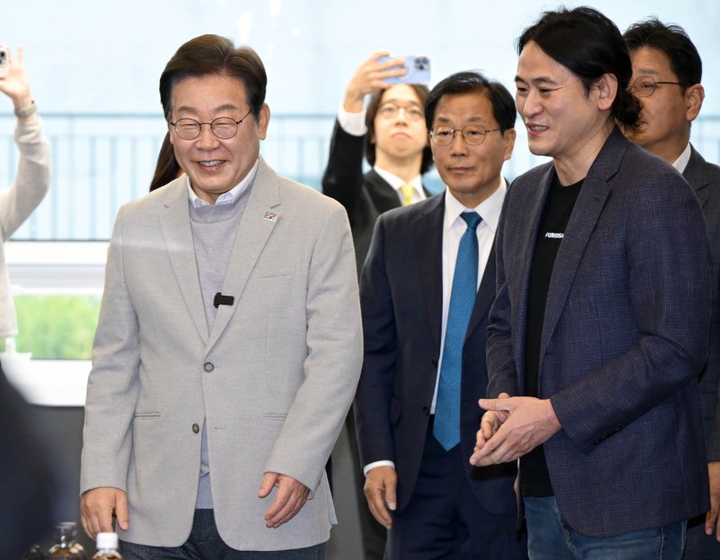 [서울=뉴시스] 국회사진기자단 = 이재명 더불어민주당 대선 예비후보가 14일 서울 강남구 퓨리오사AI에서 백준호 퓨리오사AI 대표와 함께 입장하고 있다. 2025.04.14. photo@newsis.com