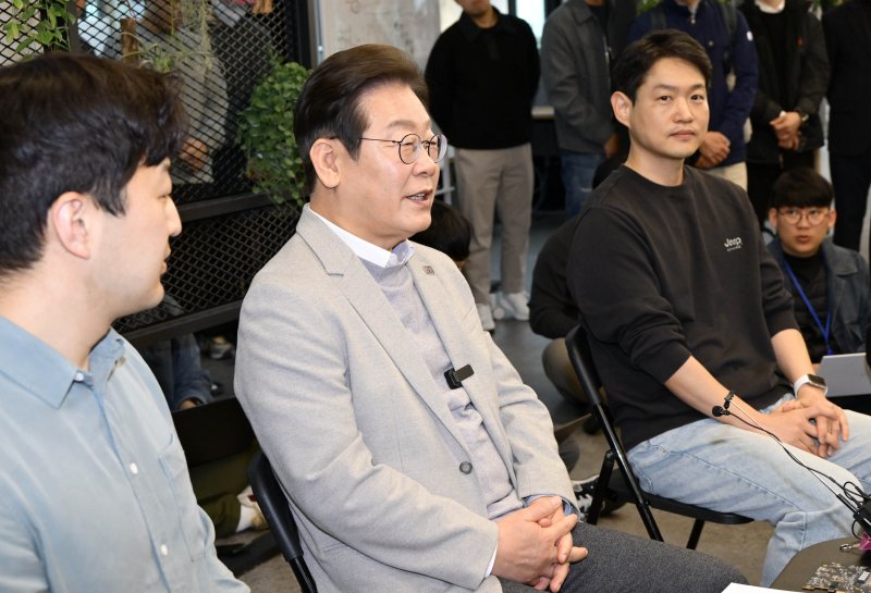 [서울=뉴시스] 국회사진기자단 = 이재명 더불어민주당 대선 예비후보가 14일 서울 강남구 퓨리오사AI에서 열린 간담회에서 발언하고 있다. 2025.04.14. photo@newsis.com