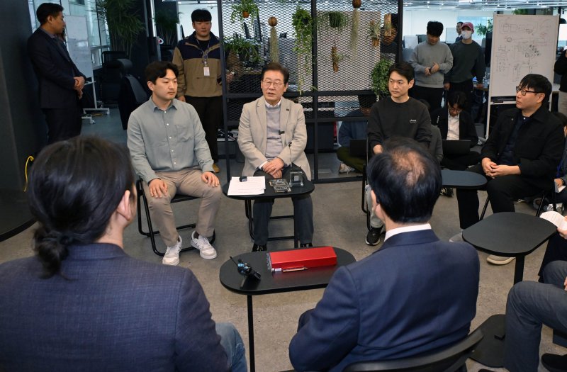 [서울=뉴시스] 국회사진기자단 = 이재명 더불어민주당 대선 예비후보가 14일 서울 강남구 퓨리오사AI에서 열린 간담회에서 발언하고 있다. 2025.04.14. photo@newsis.com