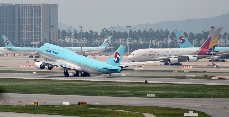 [인천=뉴시스] 김진아 기자 = 2023년 7월 20일 인천공항전망대에서 바라본 대한항공과 아시아나항공 여객기. 2023.07.20. bluesoda@newsis.com