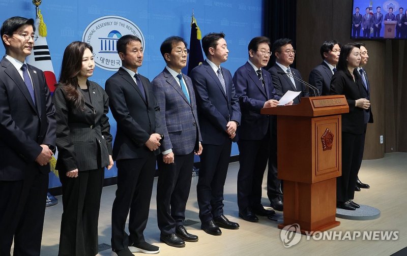 캠프 인선 소개하는 이재명 전 대표 (출처=연합뉴스)
