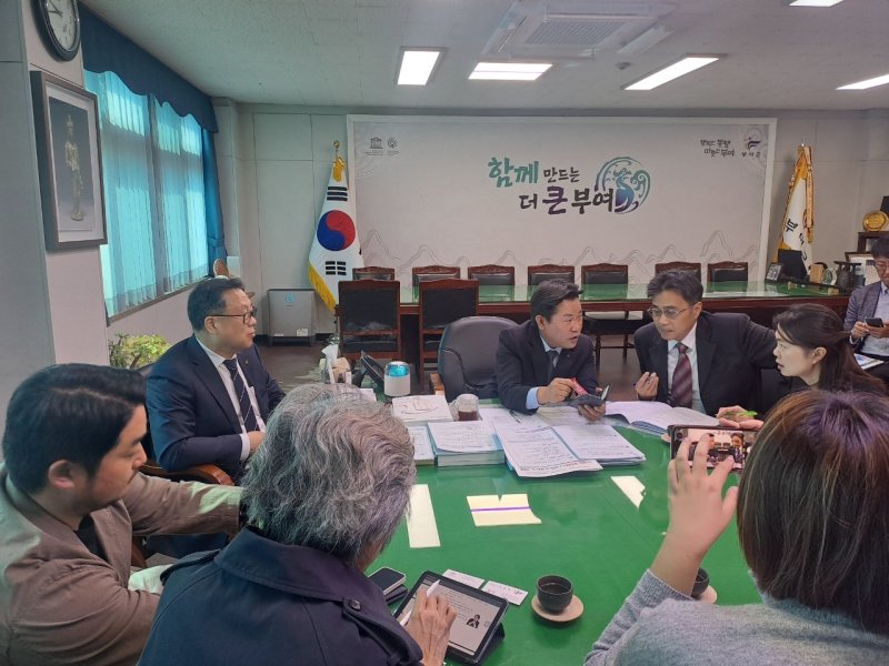 박정현 부여군수(가운데)가 굿뜨래페이를 설명하고 있다. (부여군 제공. 재판매 및 DB금지) /뉴스1
