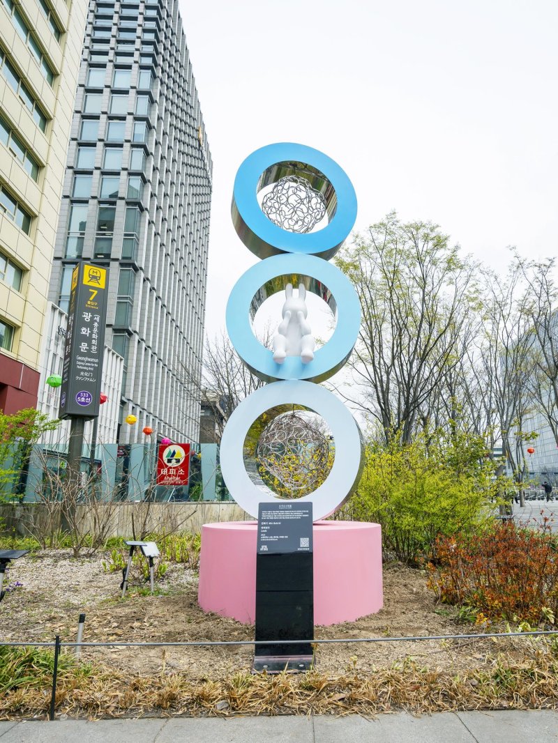 광화문광장에 설치된 민복기 작가의 조각품 '바라보다'.(서울시 제공)