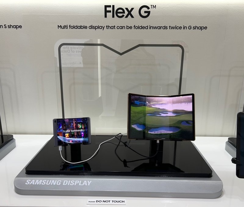 [바르셀로나=뉴시스] 삼성디스플레이가 2023년 스페인 바르셀로나에서 열린 세계 최대 모바일 전시회 MWC2023에서 소개한 차세대 디스플레이. 올해 출시 전망인 삼성전자의 트리폴드폰 '갤럭시 G 폴드'도 이처럼 화면이 안쪽으로 2번 접힐 것으로 예상되고 있다. (사진=심지혜 기자)