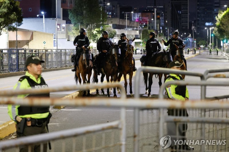 13일(현지시간) 에콰도르 선관위 앞에 배치된 경찰 (출처=연합뉴스)