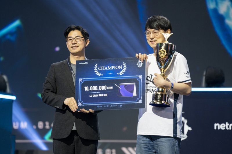 '나혼자만 레벨업: 어라이즈' 대회서 우승 차지한 '오릉' 선수(오른쪽) (출처=연합뉴스)