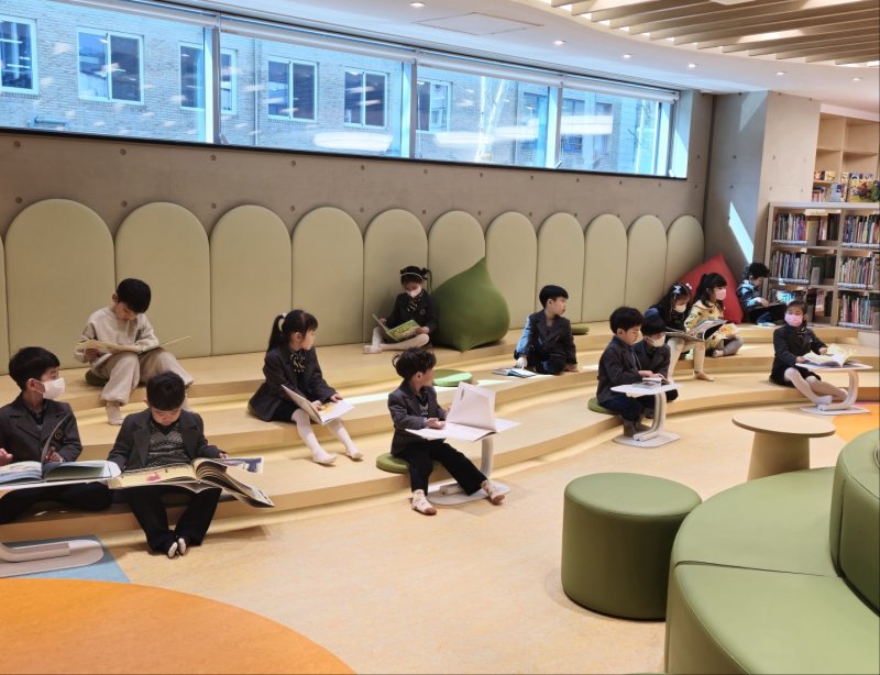 [대구=뉴시스] 서변숲도서관 어린이자료실. (사진=행복북구문화재단 제공) 2025.04.14. photo@newsis.com *재판매 및 DB 금지
