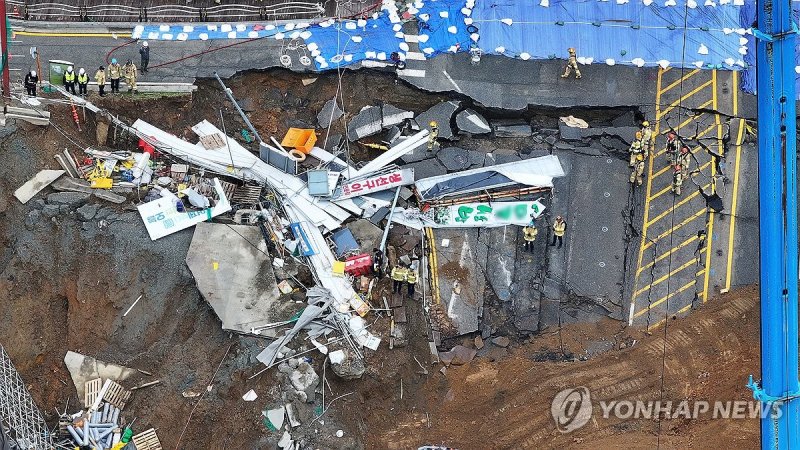 이동하는 구조대원들 (출처=연합뉴스)