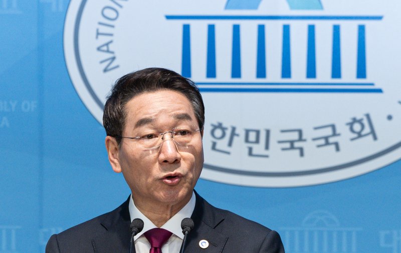 유정복 인천시장이 9일 오후 서울 여의도 국회 소통관에서 제21대 대통령선거 출마 선언 기자회견을 하고 있다. 2025.4.9/뉴스1 ⓒ News1 이재명 기자