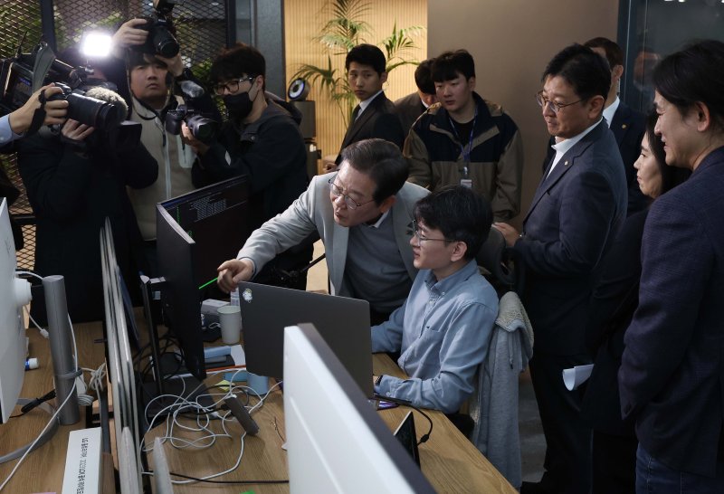 이재명 더불어민주당 대선 예비후보가 14일 서울 강남구 퓨리오사AI를 찾아 회사를 둘러보고 있다. 2025.4.14/뉴스1 ⓒ News1 국회사진취재단