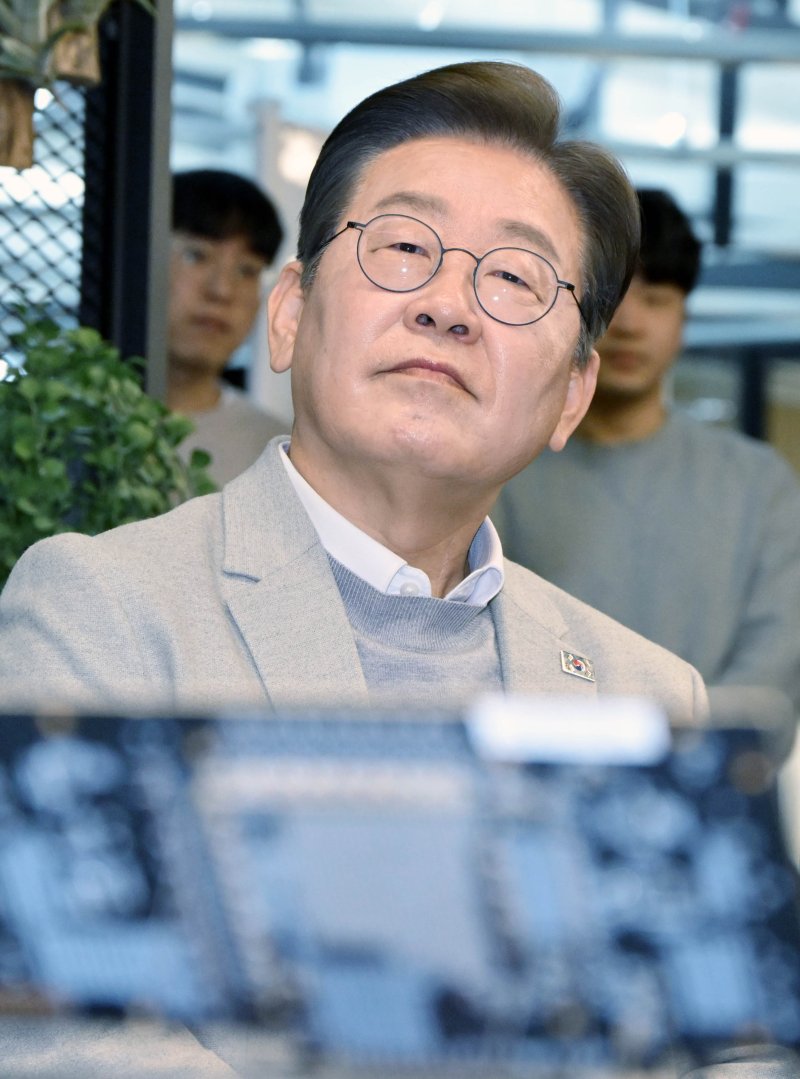 이재명 더불어민주당 대선 예비후보가 14일 서울 강남구 퓨리오사AI에서 백준호 퓨리오사AI 대표의 기술소개를 듣고 있다. 2025.4.14/뉴스1 ⓒ News1 국회사진취재단