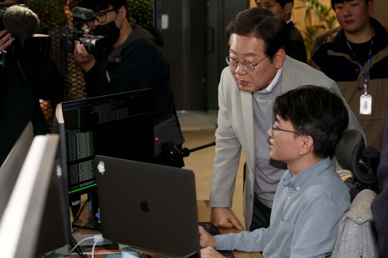 이재명 더불어민주당 대선 예비후보가 14일 서울 강남구 퓨리오사AI를 찾아 회사를 둘러보고 있다. 2025.4.14/뉴스1 ⓒ News1 국회사진취재단