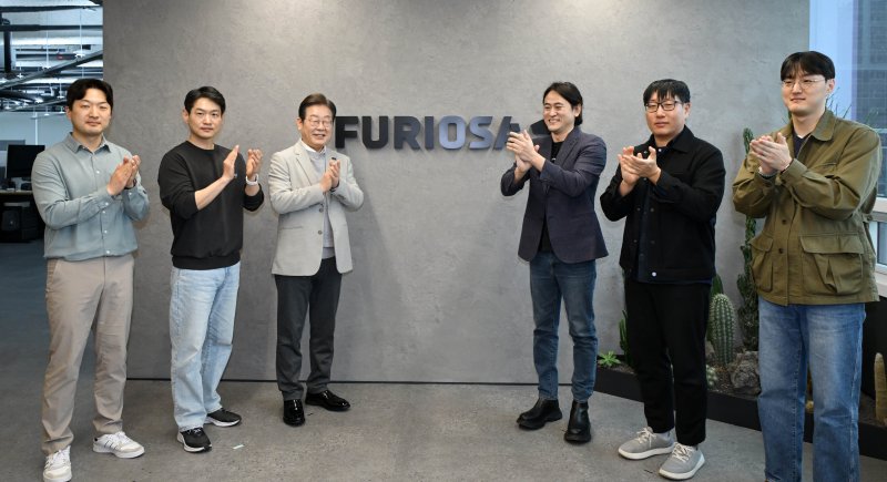 이재명 더불어민주당 대선 예비후보(왼쪽 세번째)가 14일 서울 강남구 퓨리오사AI에서 백준호 퓨리오사AI 대표(왼쪽 네번째) 및 직원들과 기념촬영을 하고 있다. 2025.4.14/뉴스1 ⓒ News1 국회사진취재단