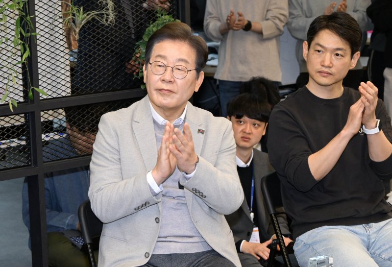 이재명 더불어민주당 대선 예비후보가 14일 서울 강남구 퓨리오사AI에서 백준호 퓨리오사AI 대표의 기술소개를 들은 후 박수치고 있다. 2025.4.14/뉴스1 ⓒ News1 국회사진취재단