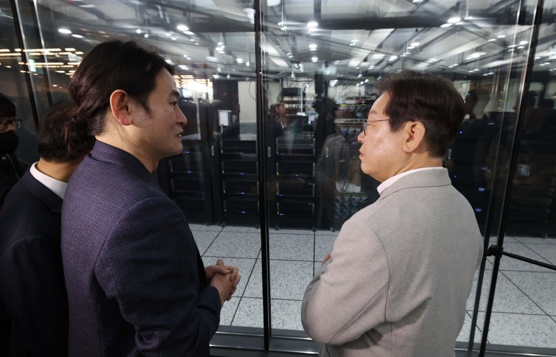 이재명 더불어민주당 대선 예비후보가 14일 서울 강남구 퓨리오사AI를 찾아 백준호 대표에게 서버에 관한 설명을 듣고 있다. 2025.4.14/뉴스1 ⓒ News1 국회사진취재단