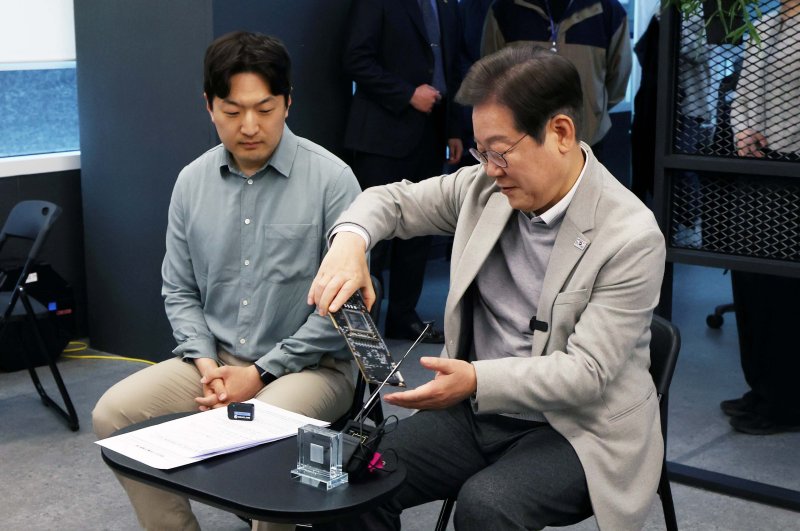 이재명 더불어민주당 대선 예비후보가 14일 서울 강남구 퓨리오사AI를 찾아 퓨리오사AI NPU를 살펴보고 있다. 2025.4.14/뉴스1 ⓒ News1 국회사진취재단