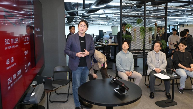 이재명 더불어민주당 대선 예비후보가 14일 서울 강남구 퓨리오사AI에서 백준호 퓨리오사AI 대표의 기술소개를 듣고 있다. 2025.4.14/뉴스1 ⓒ News1 국회사진취재단