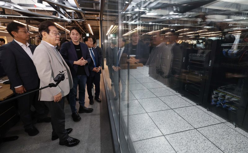 이재명 더불어민주당 대선 예비후보가 14일 서울 강남구 퓨리오사AI를 찾아 백준호 대표에게 서버에 관한 설명을 듣고 있다. 2025.4.14/뉴스1 ⓒ News1 국회사진취재단