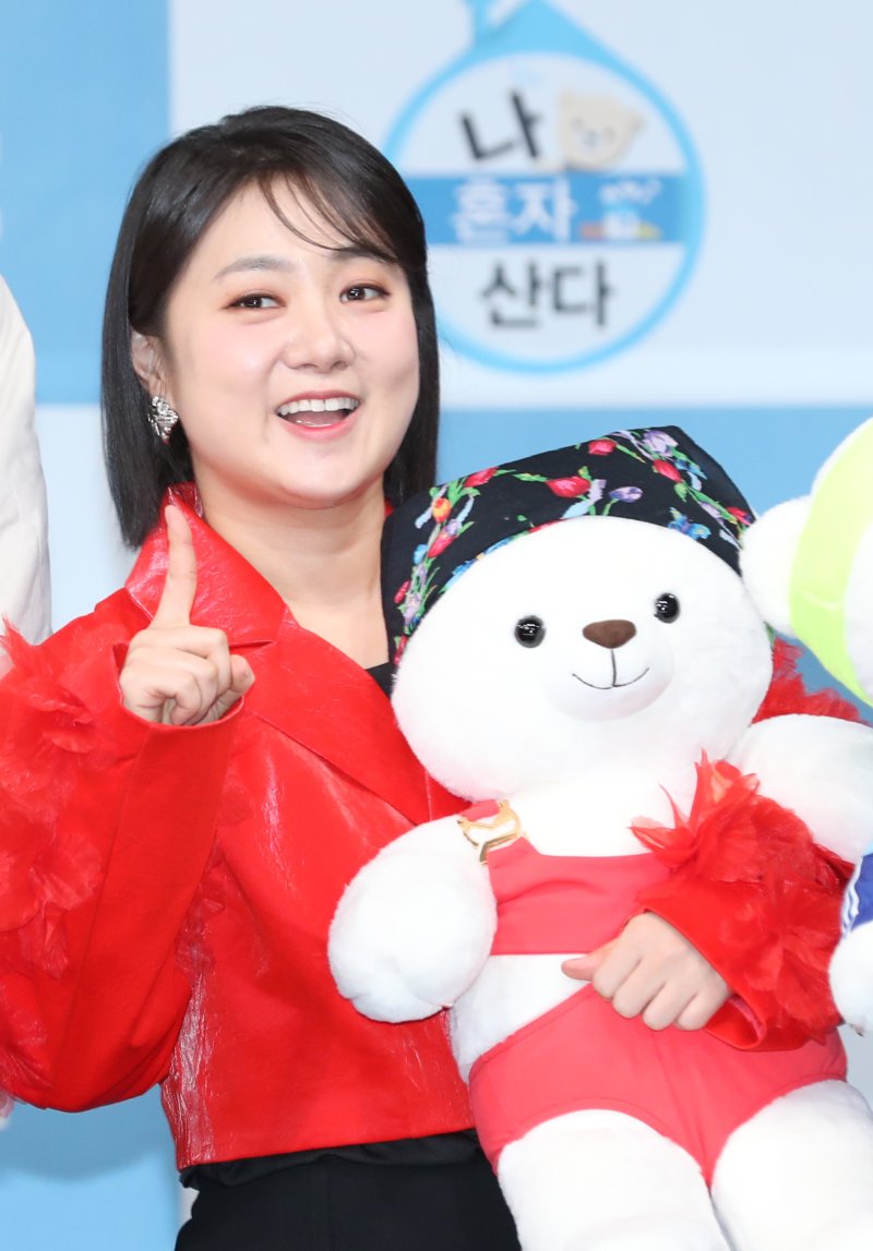 방송인 박나래가 4일 오후 서울 상암동 MBC 골든마우스홀에서 열린 예능프로그램 '나 혼자 산다' 10주년 기념간담회에서 포즈를 취하고 있다. 2023.12.4/뉴스1 ⓒ News1 권현진 기자