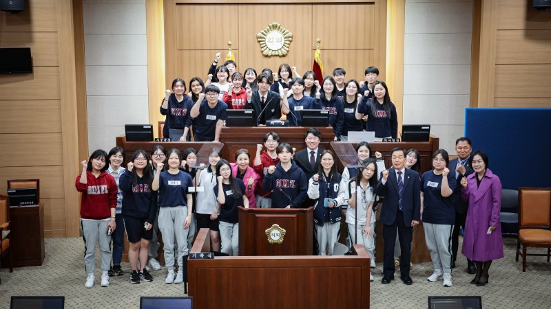[김해=뉴시스]김해시의회 고교생 견학프로그램 운영. (사진=김해시의회 제공). 2025.4.14. photo@newsis.com