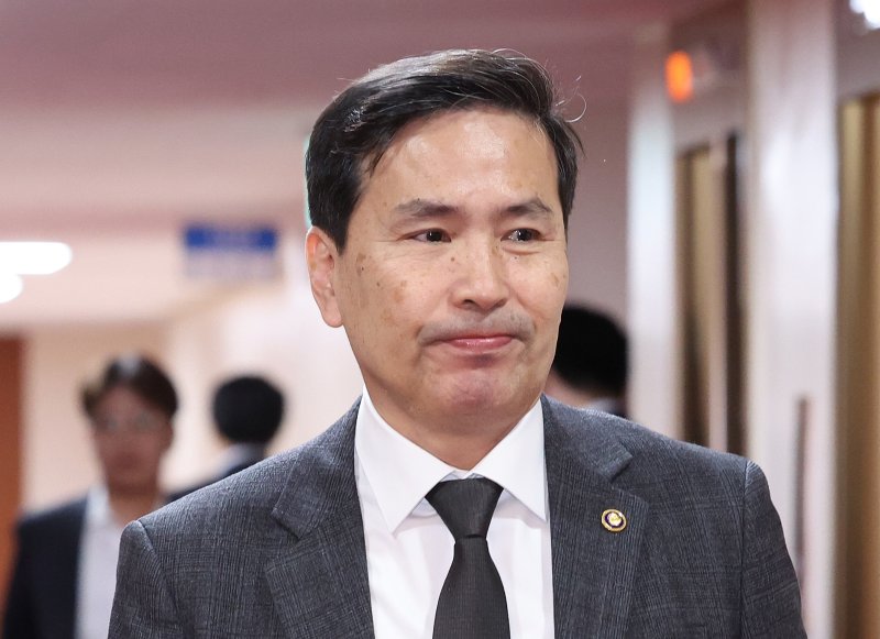김선호 국방부 장관 직무대행이 지난 14일 정부서울청사에서 국무회의에 입장하고 있다. 대통령실통신사진기자단