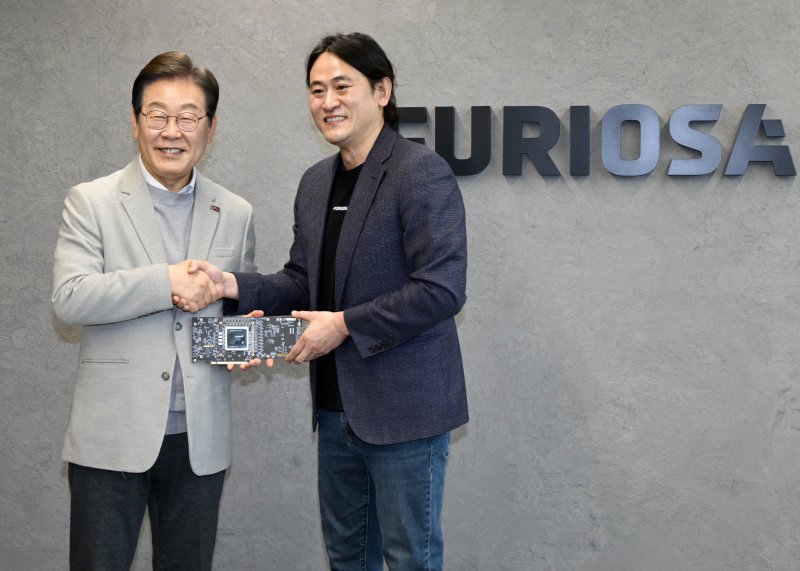 이재명 더불어민주당 대선 예비후보가 14일 서울 강남구 퓨리오사AI에서 백준호 퓨리오사AI 대표와 기념촬영을 하고 있다. 2025.4.14/뉴스1 ⓒ News1 국회사진취재단