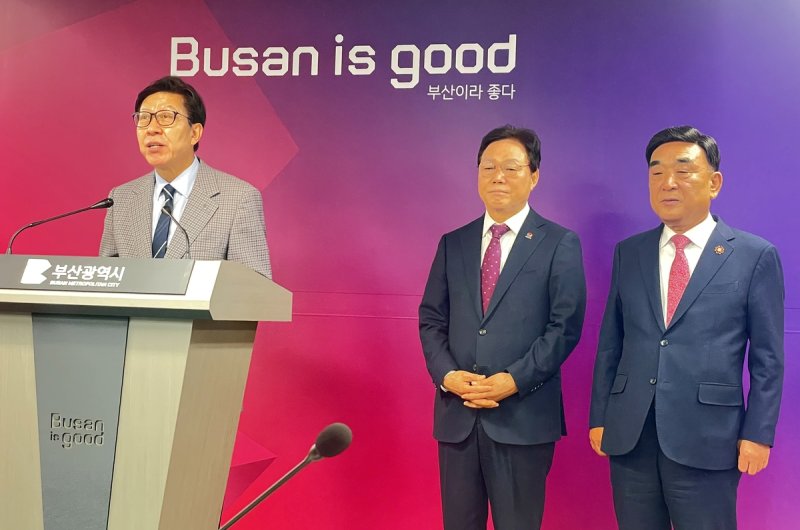 공동성명서 발표하는 부산, 울산, 경남 광역단체장 (출처=연합뉴스)