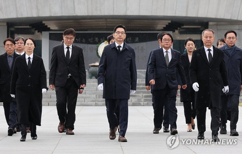 참배 마친 김경수 전 경남지사 (출처=연합뉴스)