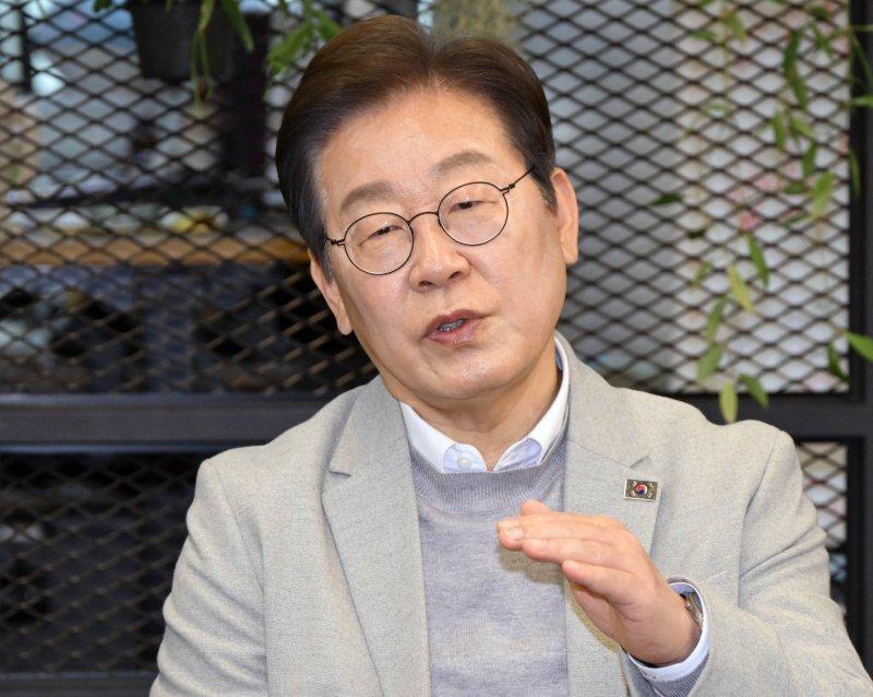 이재명, 차기 대권 조사서 범여권 후보와 격차 더 벌려