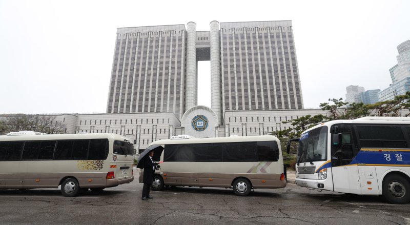 [서울=뉴시스] 사진공동취재단 = 내란 우두머리 혐의로 기소된 윤석열 전 대통령의 첫 정식 형사재판이 열리는 14일 오전 윤 전 대통령이 탑승한 차량이 서울 서초구 서울중앙지방법원 지하주차장으로 들어간 뒤 입구가 통제되고 있다. 2025.04.14. photo@newsis.com