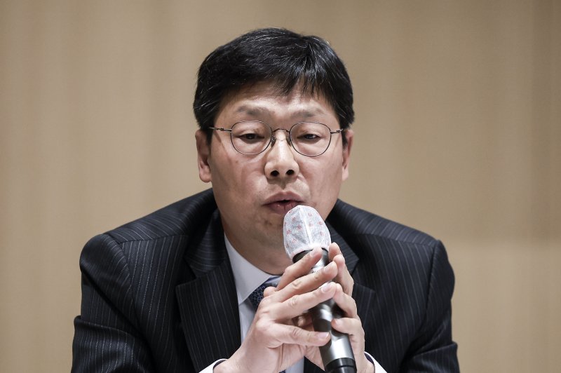 [서울=뉴시스] 정병혁 기자 = 손호성 고려대학교 의무기획처장이 14일 서울 성북구 고려대학교 SK미래관 최종현홀에서 열린 개교 120주년 및 취임 2주년 총장 초청 기자간담회에서 질문에 답하고 있다. 2025.04.14. jhope@newsis.com