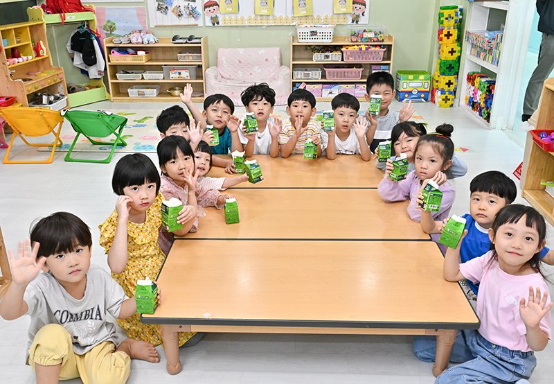 정선군은 초중고에 이어 유치원과 어린이집까지 학교우유 무상급식 지원을 확대하고 있다.(사진=정선군 제공) *재판매 및 DB 금지