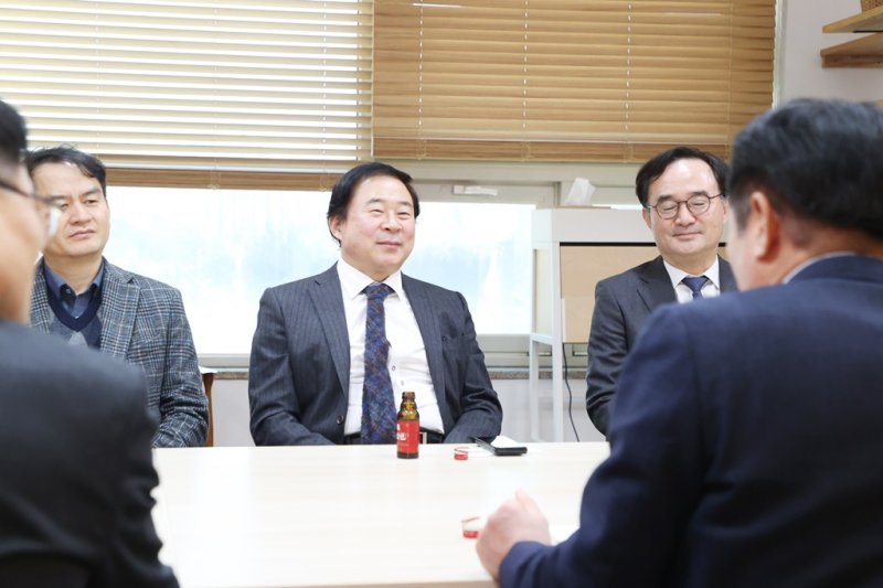 [안양=뉴시스] 이동현 오상헬스케어 회장(사진 가운데)이 최대호 안양시장을 만나 성금을 전달한 후, 최 시장과 환담을 나누고 있다. (사진=안양시 제공).2025.04.14. photo@newsis.com *재판매 및 DB 금지
