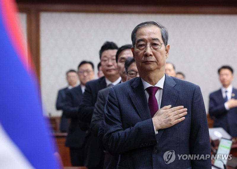 국기에 경례하는 한덕수 권한대행 (출처=연합뉴스)